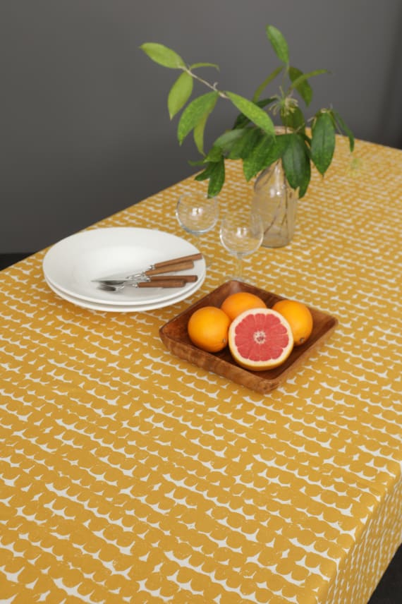 RANNALLA tummakeltainen